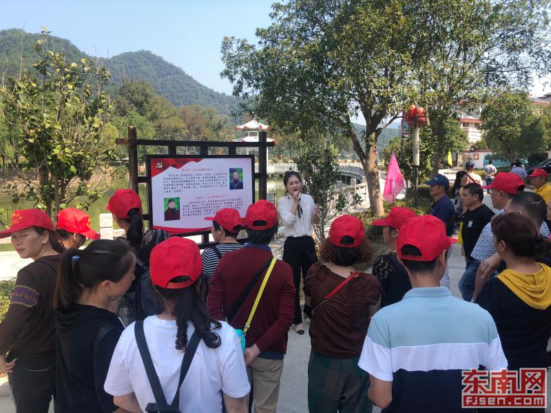 游客們正津津有味的聽著常口村故事1.jpg