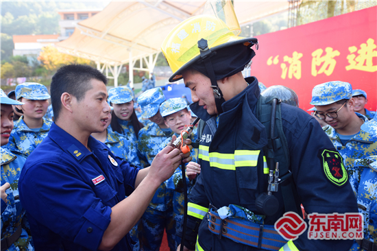 “消防進軍訓”走進三明醫學科技職業學院 (4)_副本.jpg