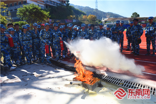 “消防進軍訓”走進三明醫學科技職業學院 (12)_副本.jpg