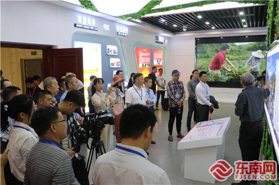 代表們參觀三明市農(nóng)科院成果展示廳 劉惠萍 攝.jpg