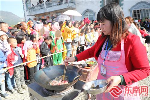 參賽選手正在烹飪稻花魚 賴全平攝.jpg