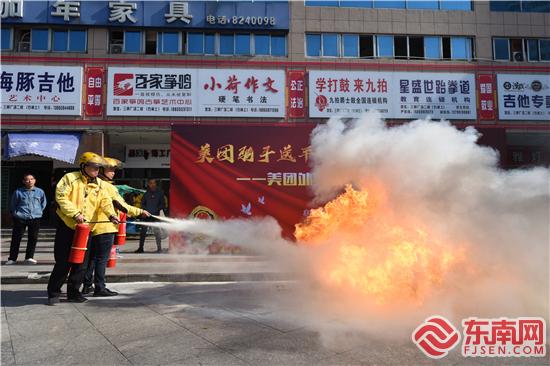 三明消防救援支隊聯合美團舉行美團外賣消防宣傳服務隊授旗儀式 (6).jpg