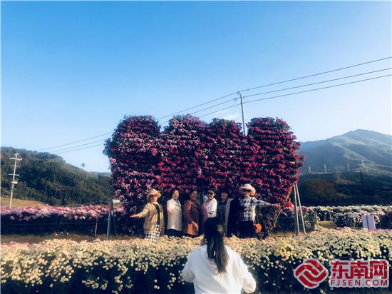 游客們在打卡點拍照留念 劉惠萍 攝.jpg