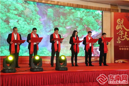 配樂詩朗誦送新春祝福 劉惠萍 攝.jpg