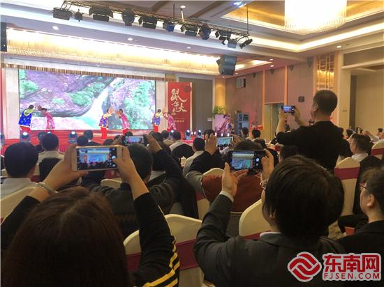 觀眾紛紛記錄精彩時刻 劉惠萍 攝.jpg