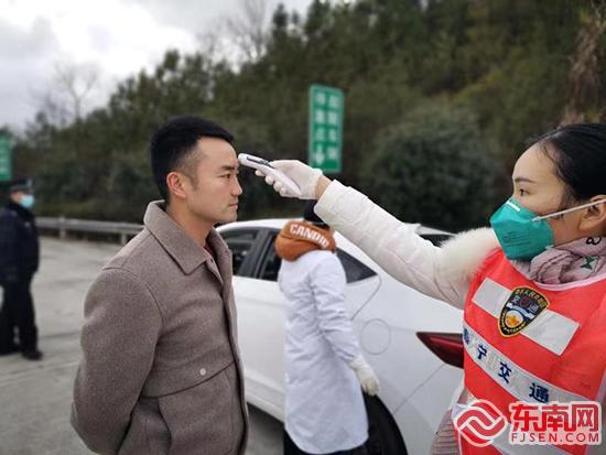 泰寧地方海事處肖燕雪在檢疫作業點值班  泰寧縣地方海事處供圖.jpg
