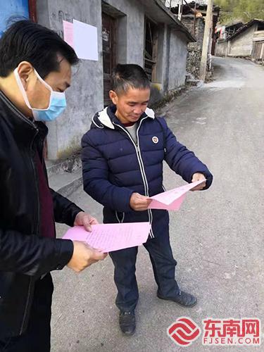 范龍旺發放宣傳單  趙毅偉攝.jpg