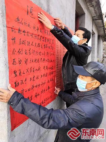 父子倆共同張貼通告  趙毅偉攝.jpg