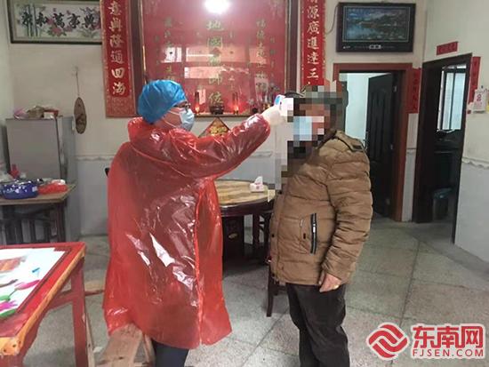 “一對一”服務上門測量體溫 詹宗瑩.jpg