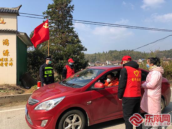 依次對來往車輛人員進行登記與體溫測量 詹宗瑩.jpg