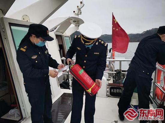 泰寧縣地方海事工作人員檢查防疫和安全措施落實情況 泰寧縣地方海事處供圖.jpg