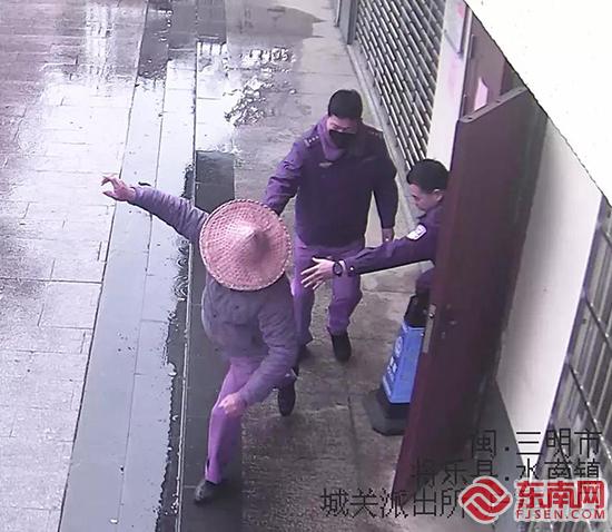 圖一 陳大爺“丟”下現(xiàn)金轉(zhuǎn)身離去 將樂(lè)融媒體中心供圖.jpg