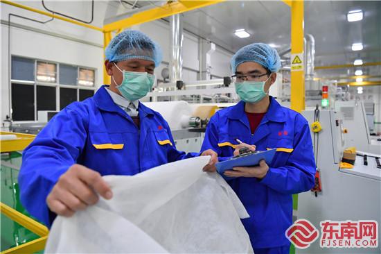 工人在檢測布樣.jpg