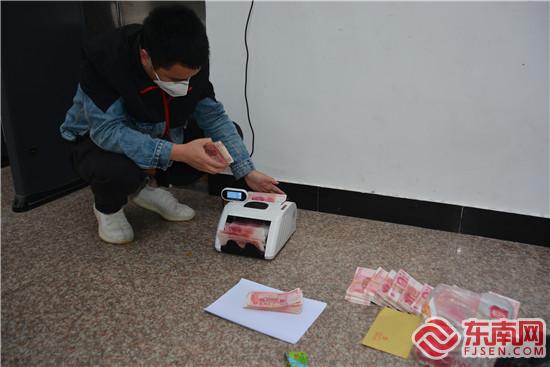 民警對繳獲的縣局進(jìn)行清點.jpg