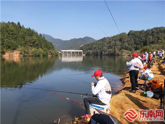 吸引不少垂釣愛好者垂釣（大龍鄉供圖）.jpg