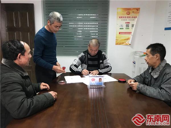 貧困戶王某與榕樹苗林承包者簽訂調(diào)解協(xié)議  沙縣鳳崗司法所所長 黃金娥拍攝.jpg