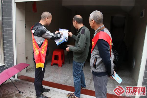古縣村普法志愿者入戶宣傳防電信網(wǎng)絡(luò)詐騙法律知識 沙縣司法局 楊軼拍攝.jpg