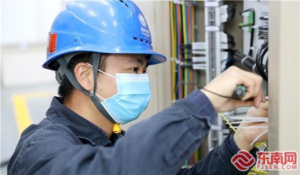 3月20日，國網三明供電公司員工在110千伏黃砂變電站擴建工程加速施工。（唐偉 攝）.jpg