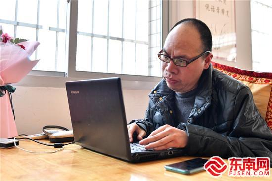 在老師、同學幫助下，陳占銀堅持在病床前寫作，發(fā)表了上百篇作品。.jpg