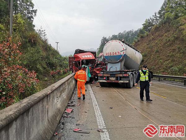 大田高速連接線上互線三部車撞在一起 (5).jpg