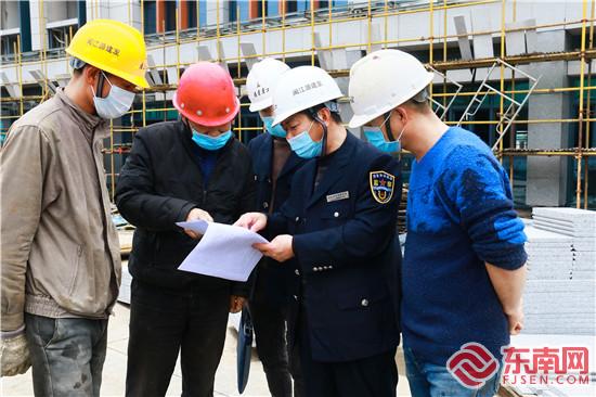 建寧縣勞動保障監察大隊在建寧縣醫院建設項目施工現場，開展宣傳活動。（饒麗英 攝）.jpg