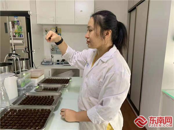 在試驗室，三明市級科技特派員泰國籍黃璐霖博士為服務企業福建科宏生物工程股份有限公司開展技術研究服務。.jpg