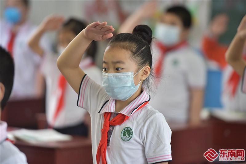 圖為沙縣實驗小學三年級（2）班在上開學第一課，內(nèi)容包括升國旗、唱校歌、校長致辭、老師對學生進行復課的心理疏導。  張凌欣 攝.jpg