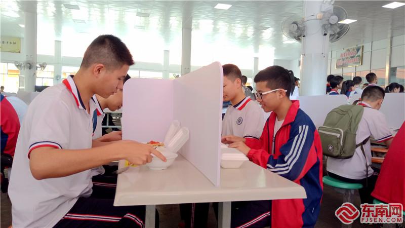 大田五中學(xué)生在食堂隔開就餐.jpg
