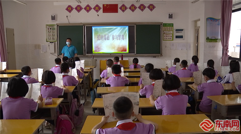 開學第一天，寧化多措并舉，為學生復學復課保駕護航。當日，各學校還舉行了室內升旗儀式、講授了疫情防控知識等，上好開學第一課。圖為寧化縣第三實驗學校三年級學生，在老師的帶領下，溫習課文。余鏈 雷露微 攝.png