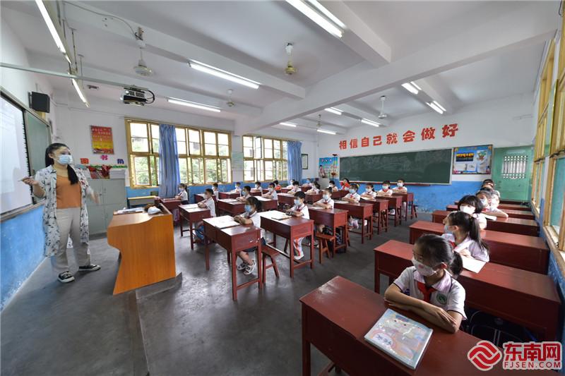 圖為沙縣實(shí)驗(yàn)小學(xué)三年級（2）班在上開學(xué)第一課，內(nèi)容包括升國旗、唱校歌、老師對學(xué)生進(jìn)行復(fù)課的心理疏導(dǎo)、還有 張凌欣 攝.jpg