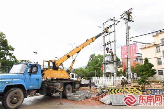 施工人員正在加緊拆除電桿上變壓器.jpg