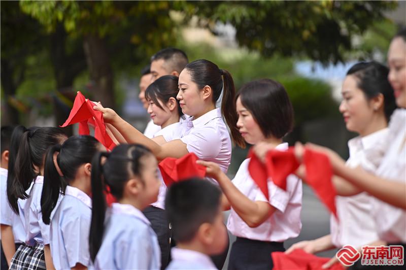 家長為孩子佩戴紅領巾  肖首洲 攝.jpg