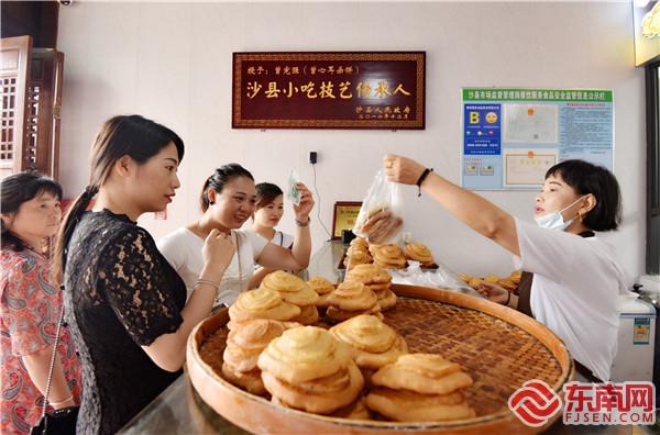 游客堂食之后，紛紛打包小吃帶回家。 許琰攝.jpg