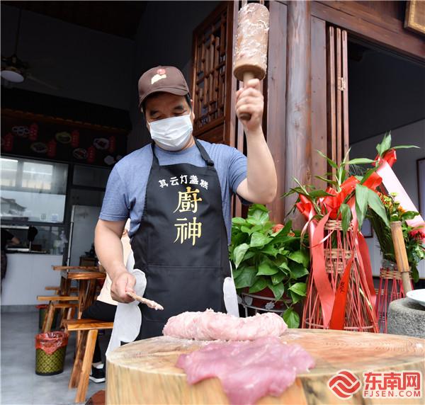 技藝傳承人正在向游客展示沒事制作工藝。許琰 攝.jpg