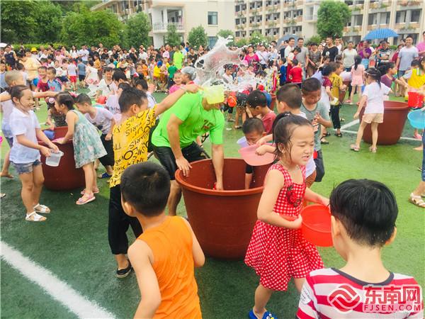 開心潑水2.jpg