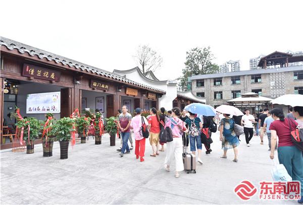 檔口前，許多游客正在挑選美食。劉惠萍 攝.jpg