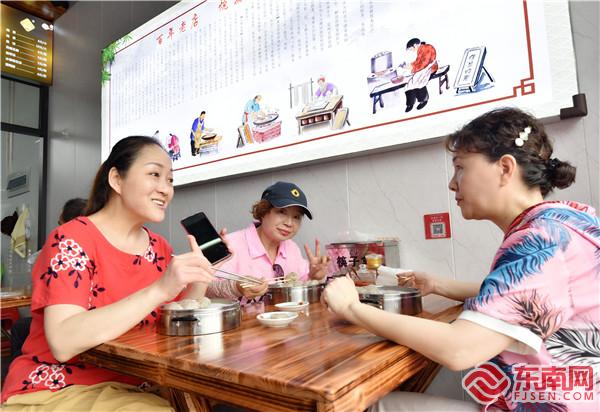 約上幾個閨蜜，吃上幾道地道小吃。劉惠萍 攝.jpg