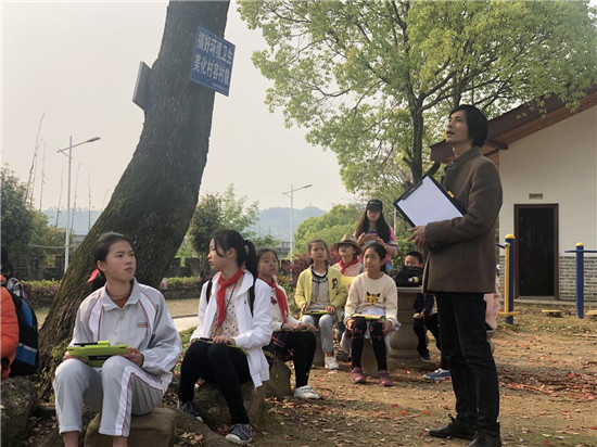 開展戶外寫生活動，引導學生與大自然親近，感知大自然的美。.jpg