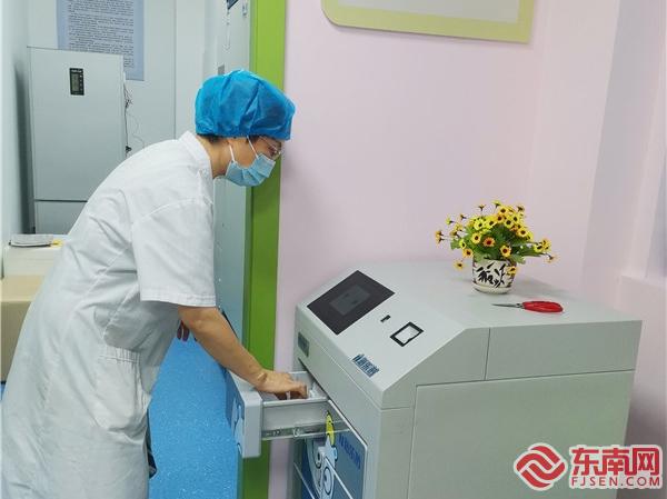 醫生通過掃碼才能取出合格疫苗.jpg