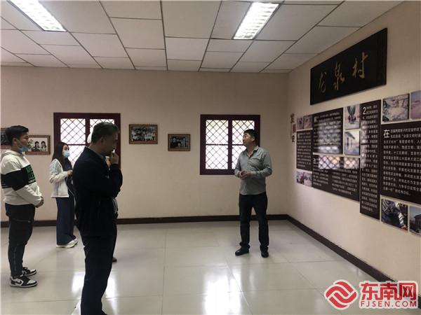 高亮書記向媒體介紹龍泉村1.jpg