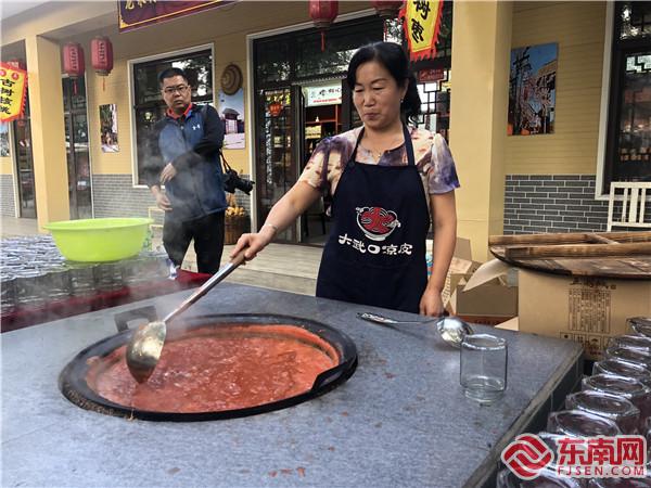 村民正在熬弄特產品。劉惠萍攝.jpg