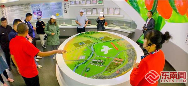 百瑞源負責人介紹三大基地。張亞非 攝.jpg