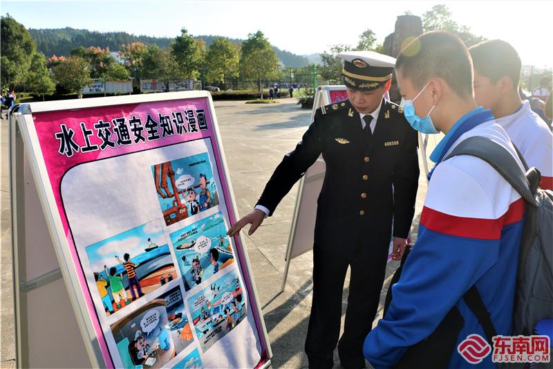 組織學生參觀水上交通安全知識展板.jpg
