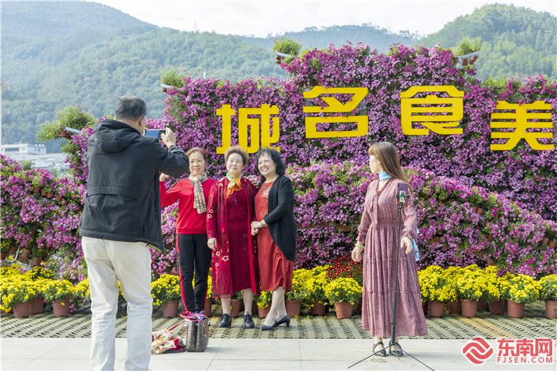 游客紛紛在菊花景觀造型前拍照留念.jpg