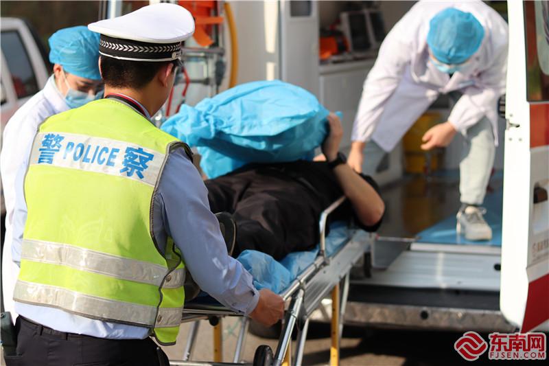 3民警與醫生搶送傷員               肖健鵬攝.jpg
