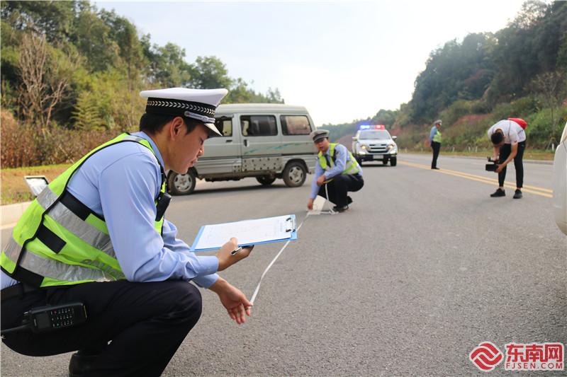 5民警勘查事故現場  朱炳輝攝.jpg