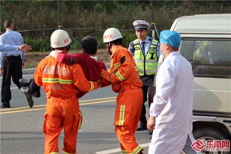 4消防人員救助傷員  朱炳輝攝.jpg