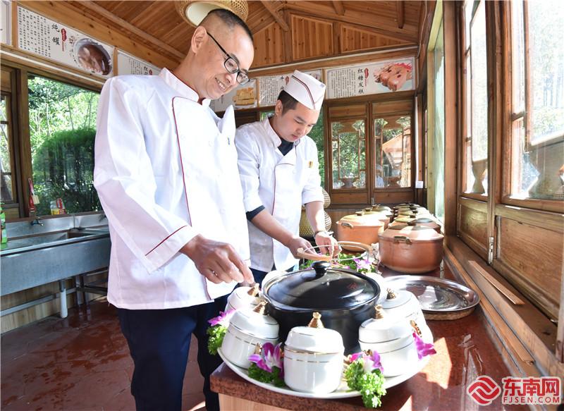 廚師間對擺盤進行交流.jpg