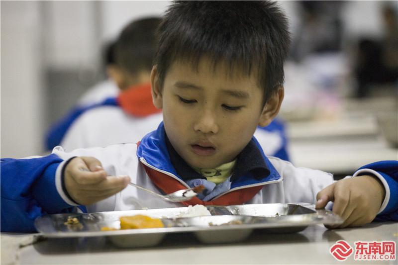 學生張永樂宿舍食堂吃晚餐。董觀生攝.jpg