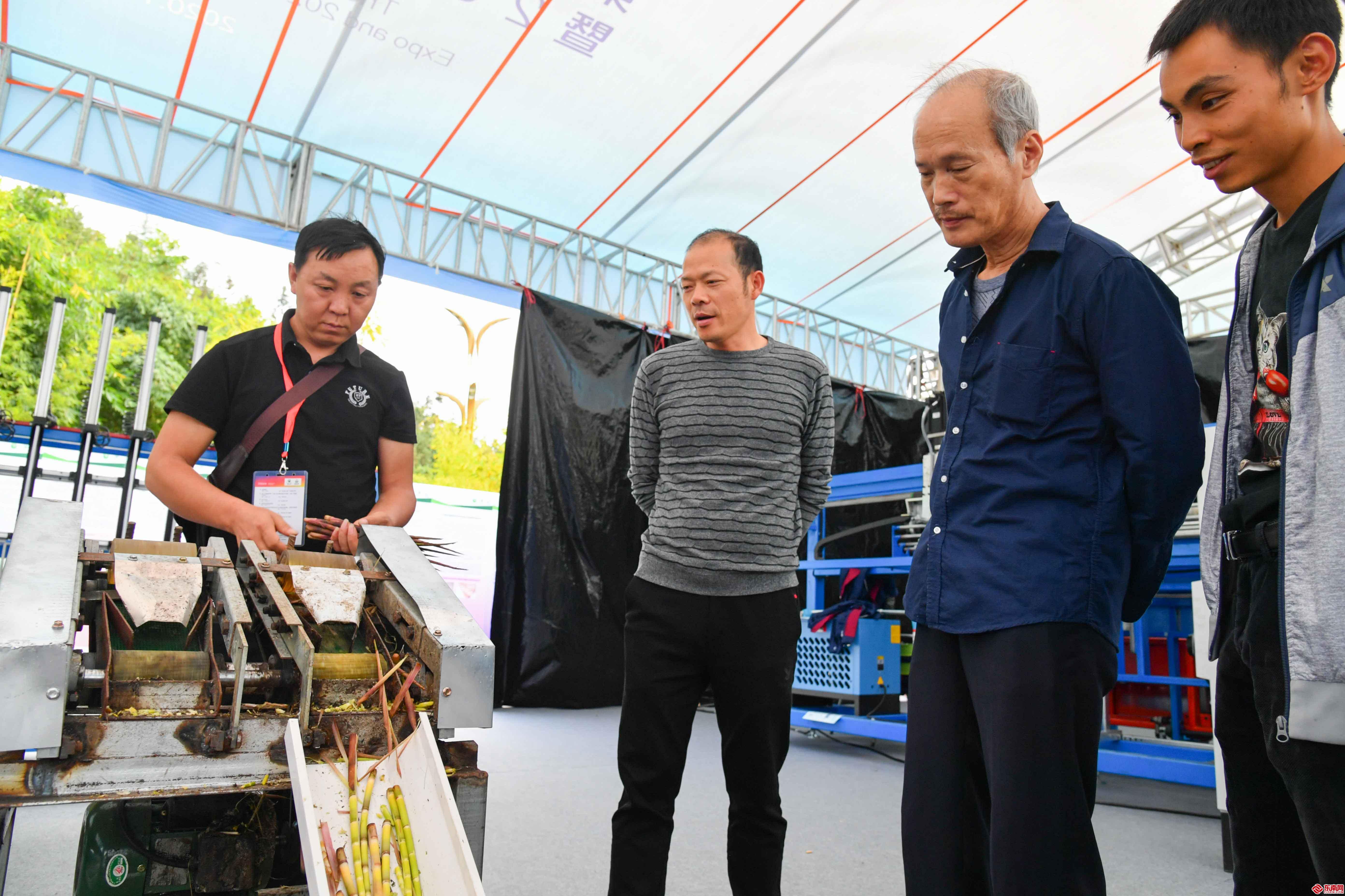 竹科技設備現場廠商展示剝竹機.jpg